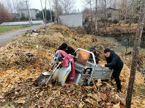 老人骑车掉进汪塘--干群联手成功施救1.jpg